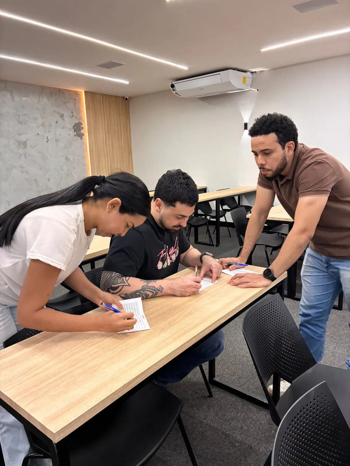 Participantes reunidos durante o hackathon
