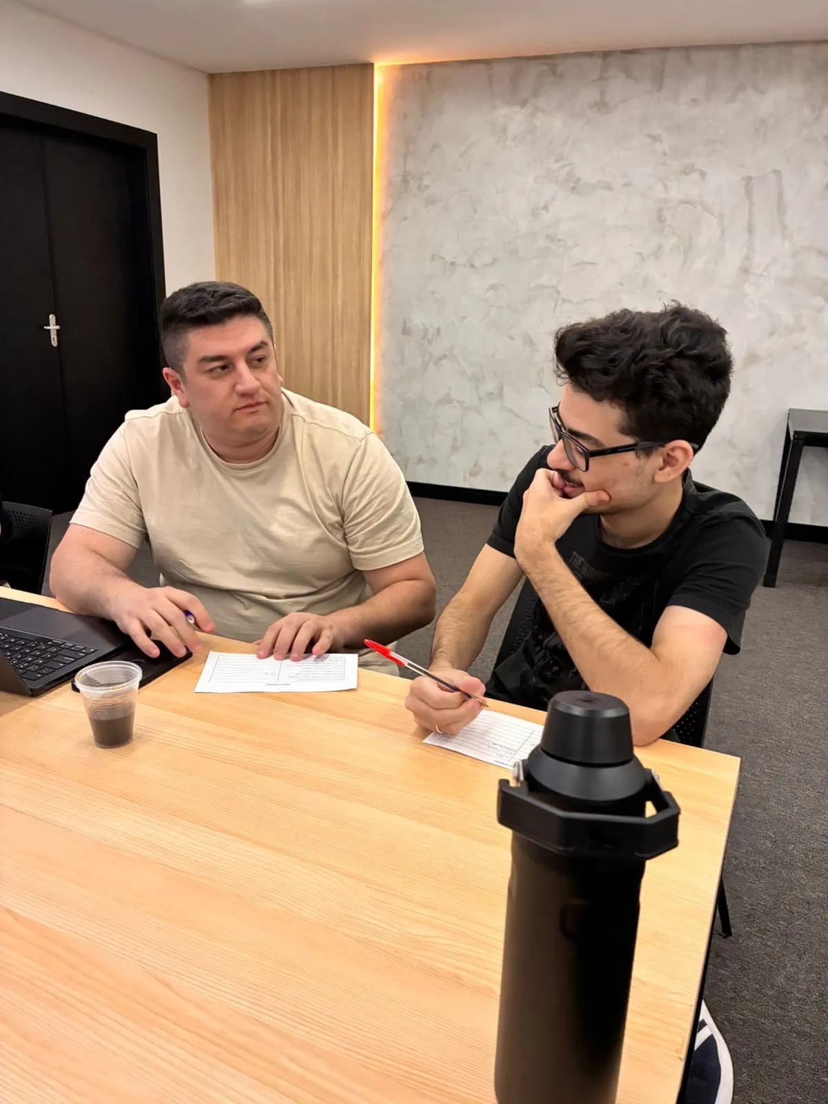 Foto geral do ambiente do hackathon